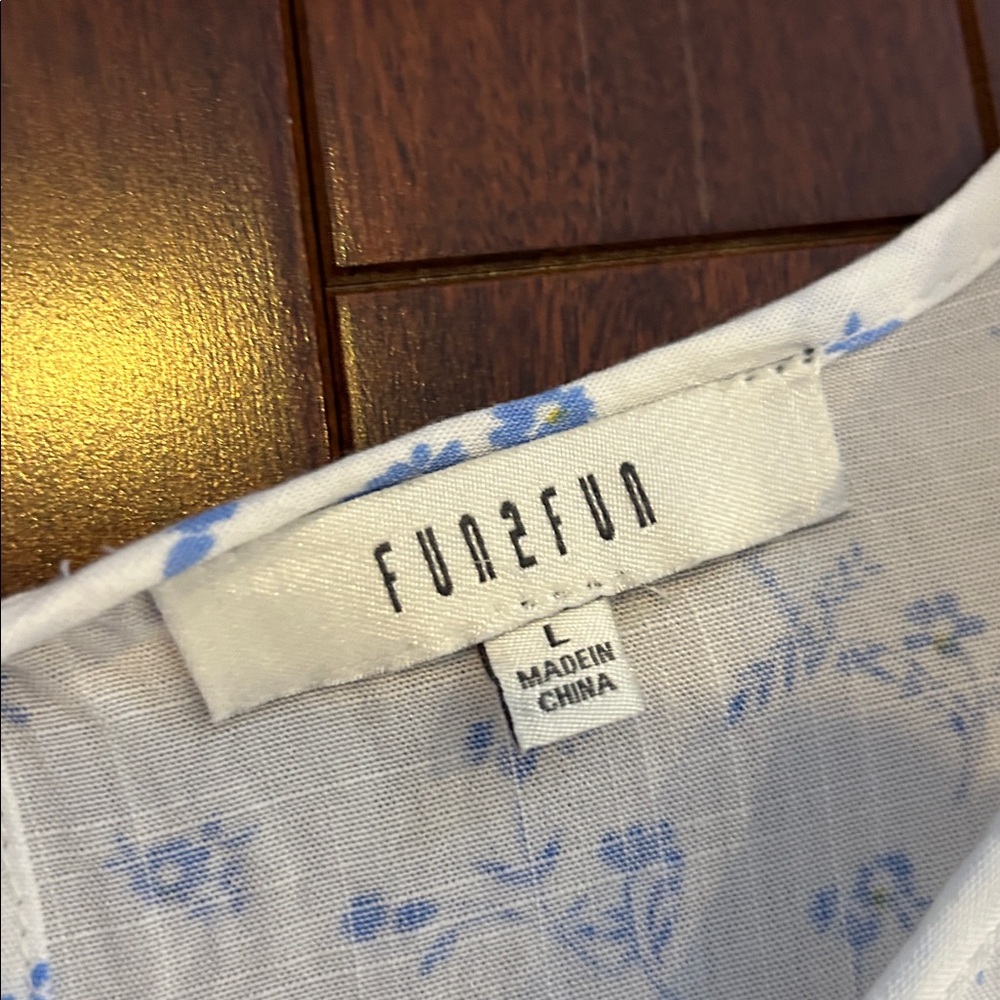 Fun 2 Fun Floral Blue and White Women's Top - Picture 5 of 7